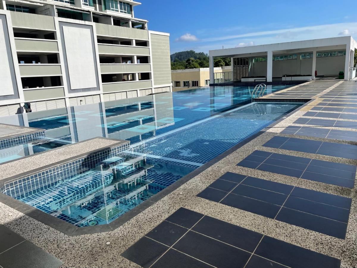 Akademik Suite Mount Austin 新山 外观 照片